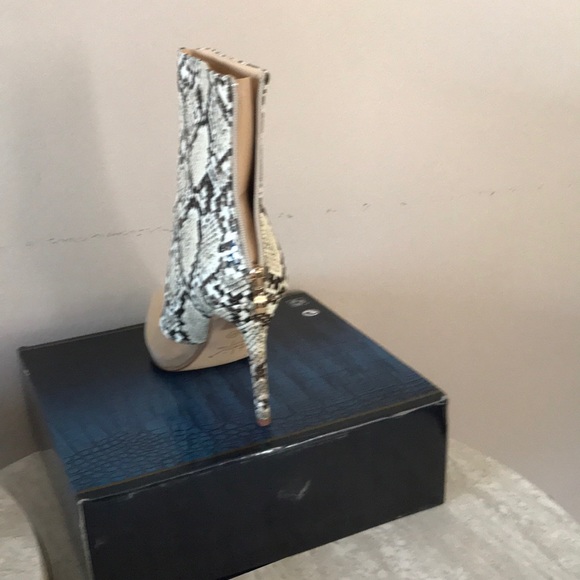 Boot - Picture 3 of 4